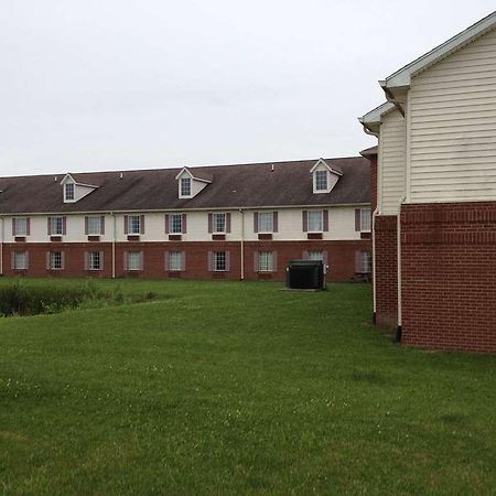 Country Hearth Inn & Suites Willard Exterior photo