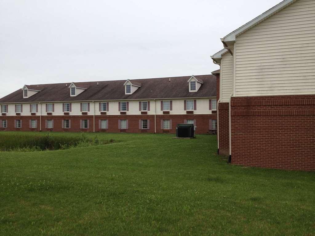 Country Hearth Inn & Suites Willard Exterior photo
