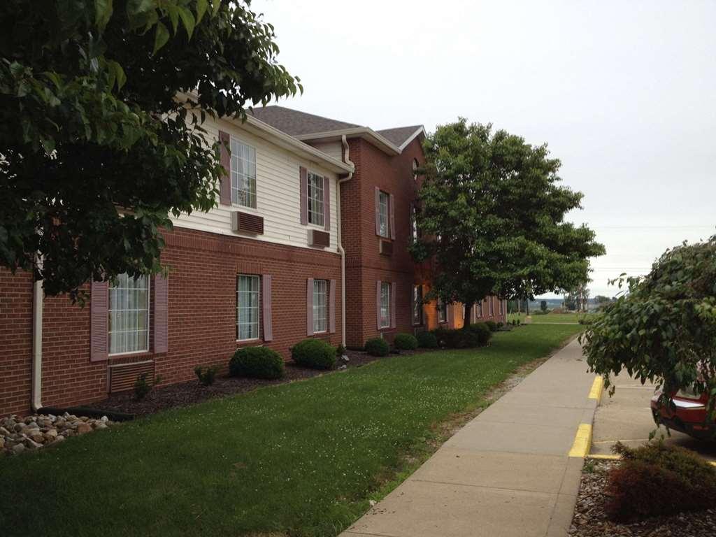 Country Hearth Inn & Suites Willard Exterior photo